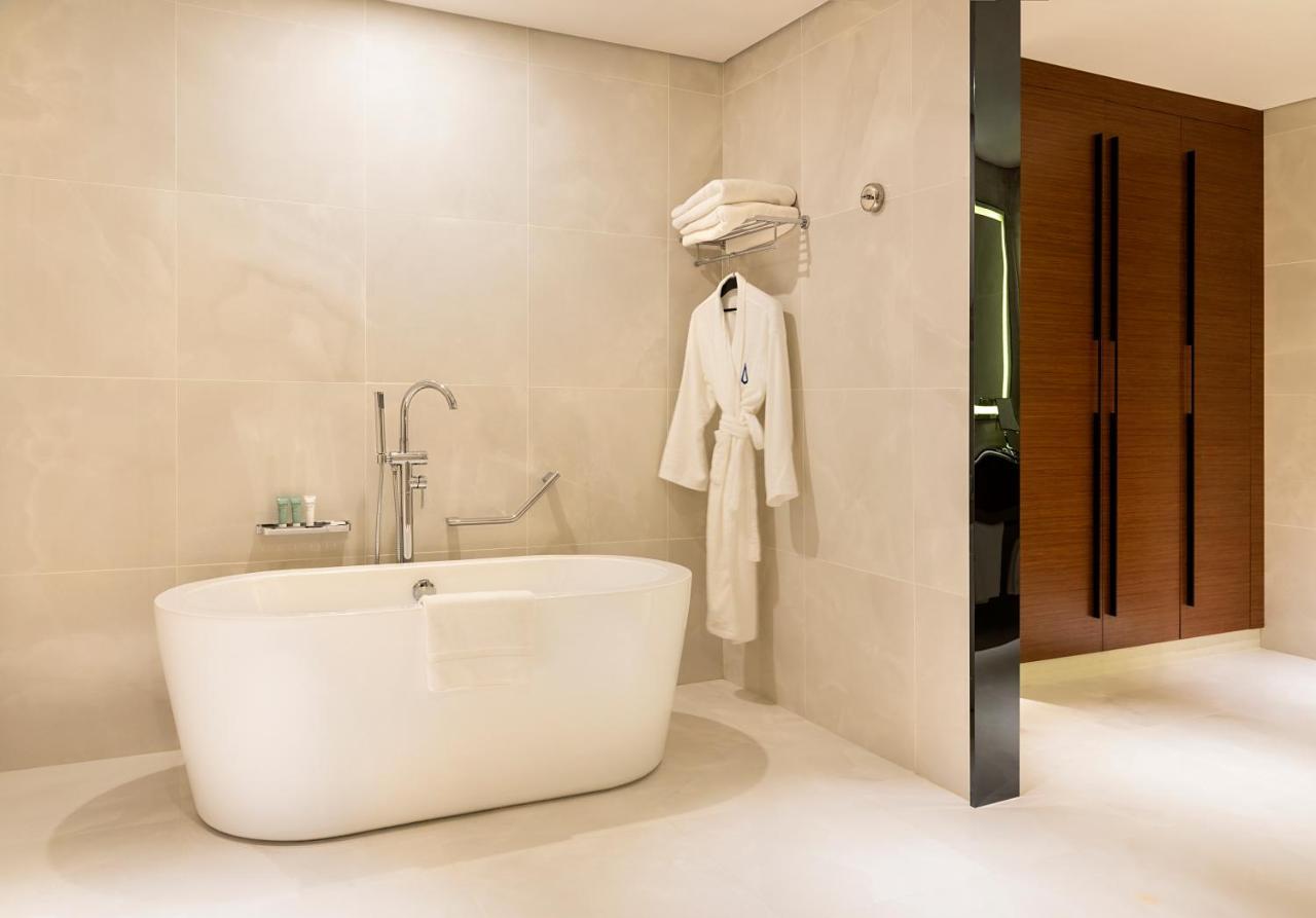 Asiana Grand Hotel ดูไบ ภายนอก รูปภาพ A freestanding bathtub