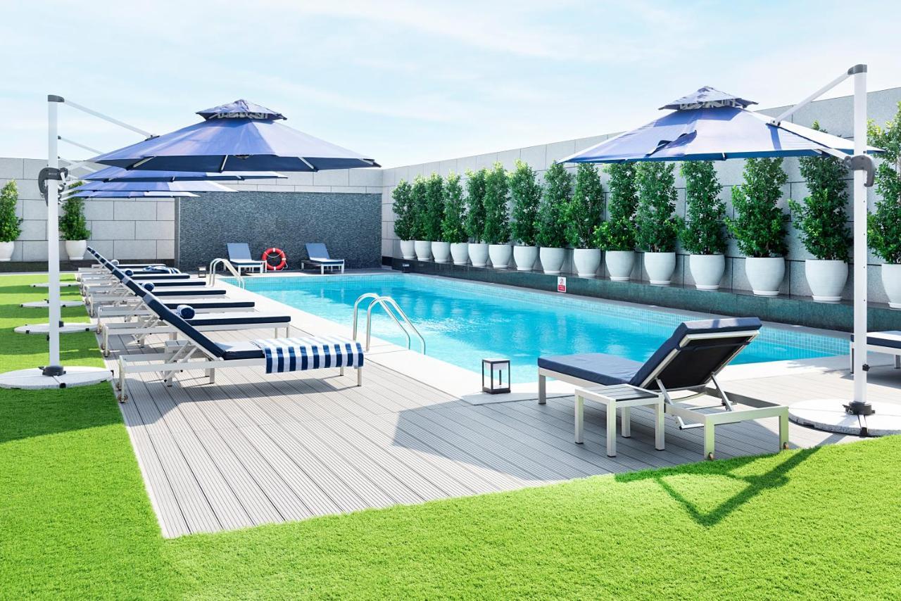 Asiana Grand Hotel ดูไบ ภายนอก รูปภาพ The swimming pool at the hotel