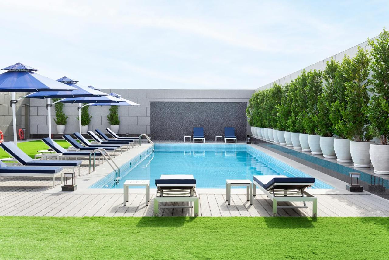 Asiana Grand Hotel ดูไบ ภายนอก รูปภาพ The swimming pool at the hotel