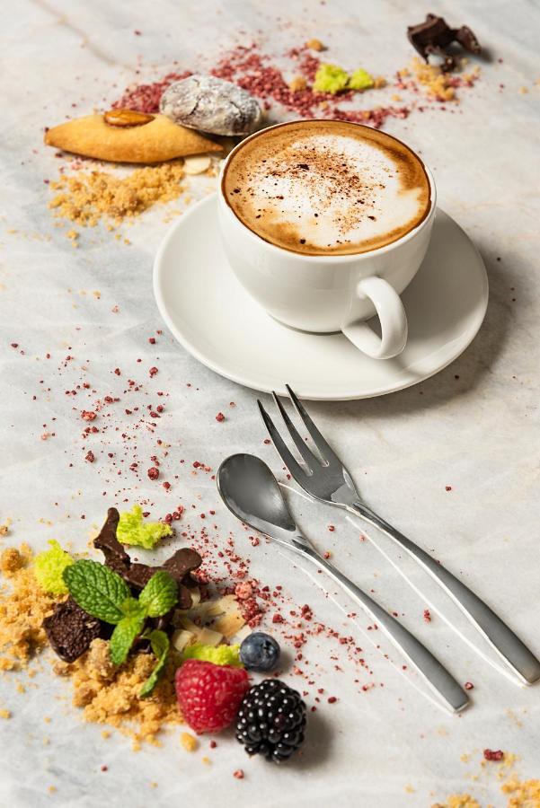 Asiana Grand Hotel ดูไบ ภายนอก รูปภาพ A coffee cup with a saucer