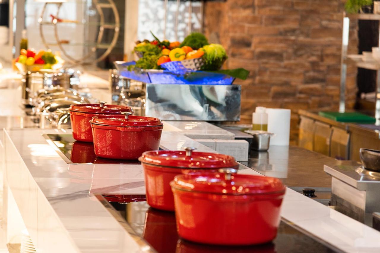Asiana Grand Hotel ดูไบ ภายนอก รูปภาพ Le Creuset cast iron cookware