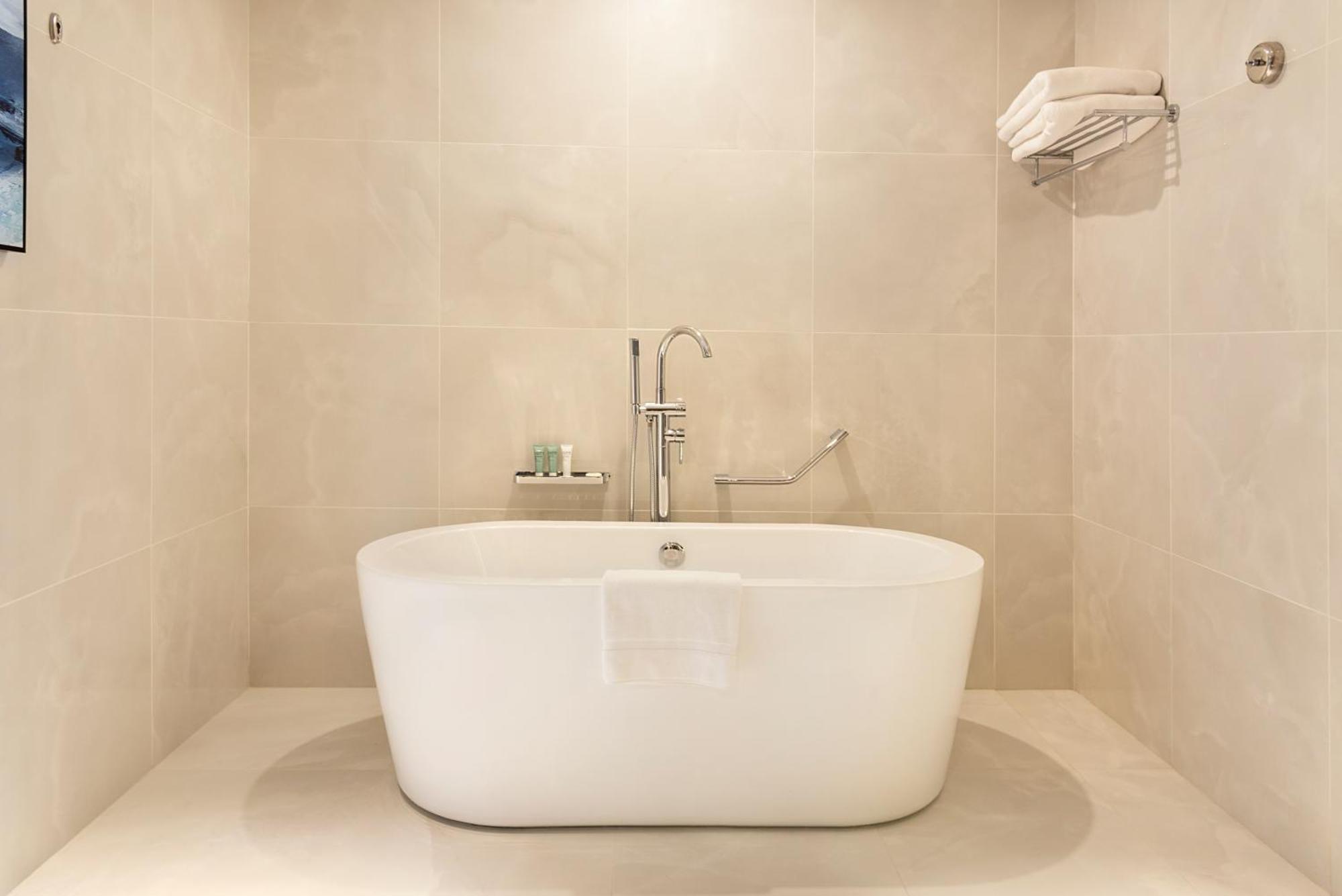 Asiana Grand Hotel ดูไบ ภายนอก รูปภาพ A freestanding bathtub